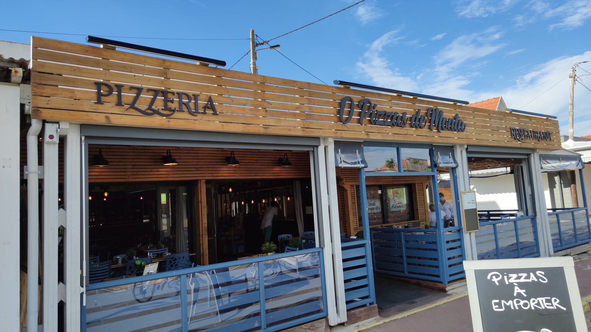 Enseigne en lettres relief sur façade bois – pizzeria O Pizzas de Monta, Montalivet