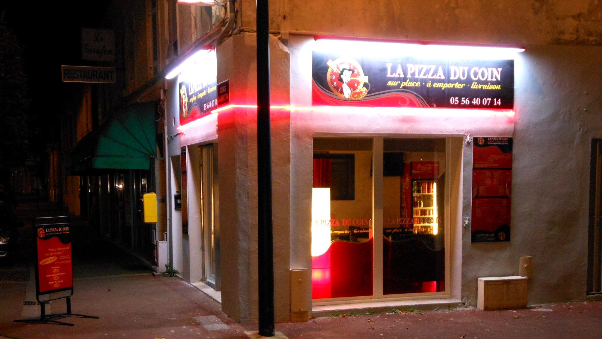 Enseigne lumineuse et liseré rouge de la pizzeria La Pizza du Coin à Floirac, de nuit