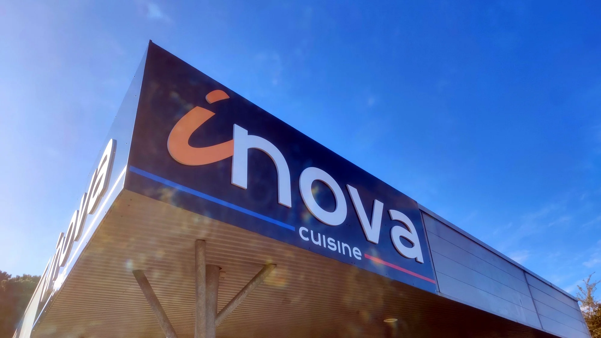 Enseigne Inova Cuisine en bandeau sur l’auvent du magasin à Langon