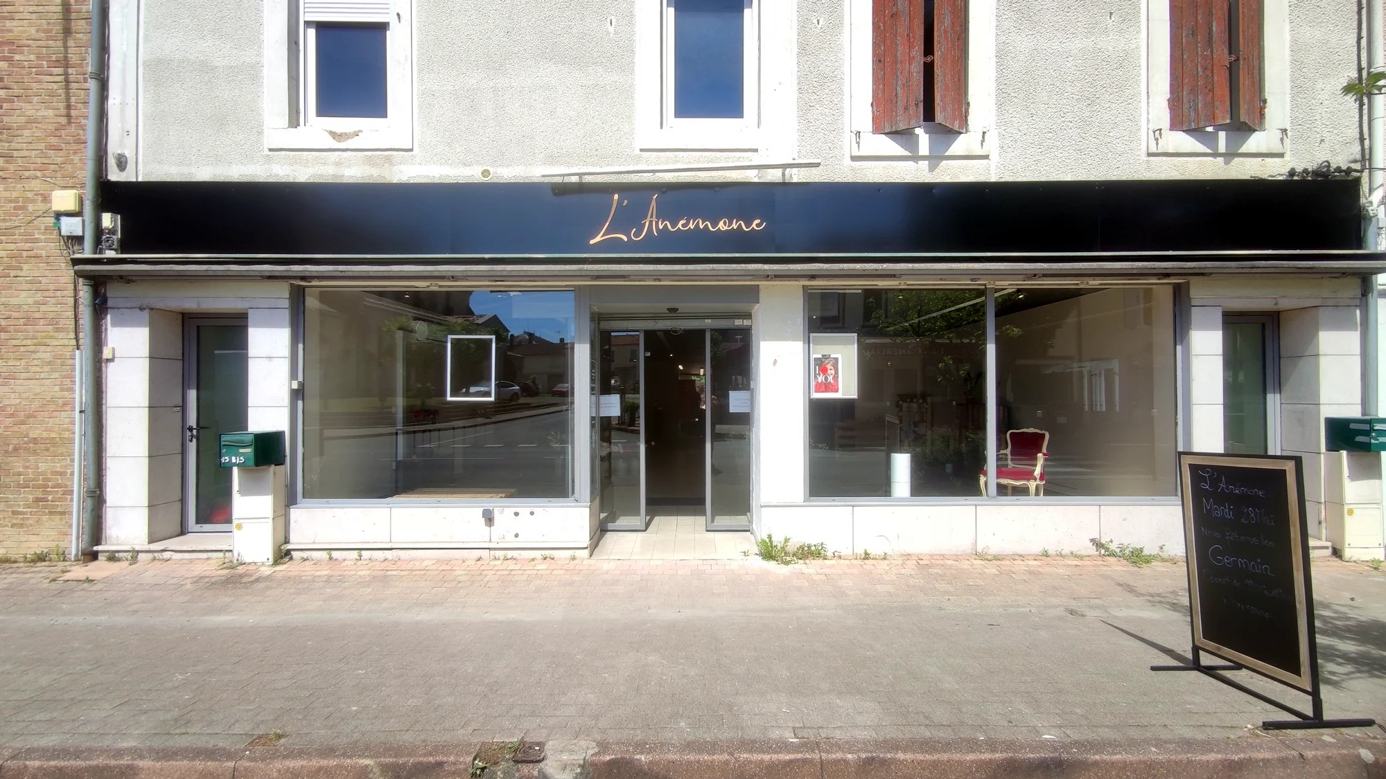 Façade du fleuriste L’Anémone à Captieux avec son enseigne bandeau noire