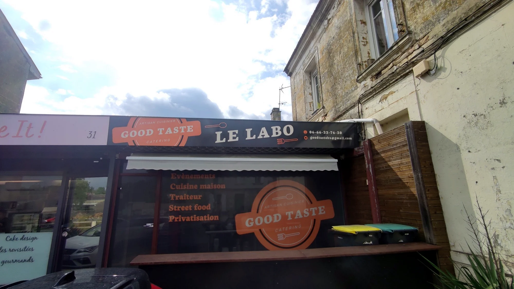 Enseigne Le Labo et vitrophanie Good Taste Catering sur la devanture du traiteur