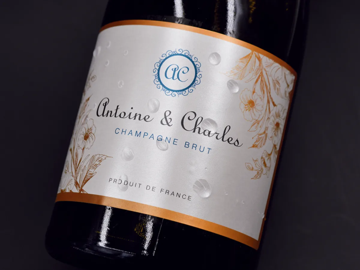 Étiquette de champagne sur papier nacré avec ornements cuivrés