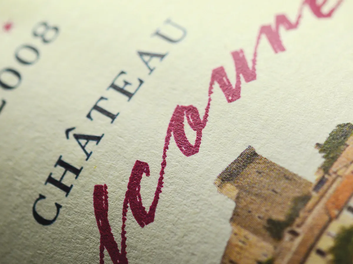 Gros plan d'une étiquette de château imprimée sur papier vergé crème