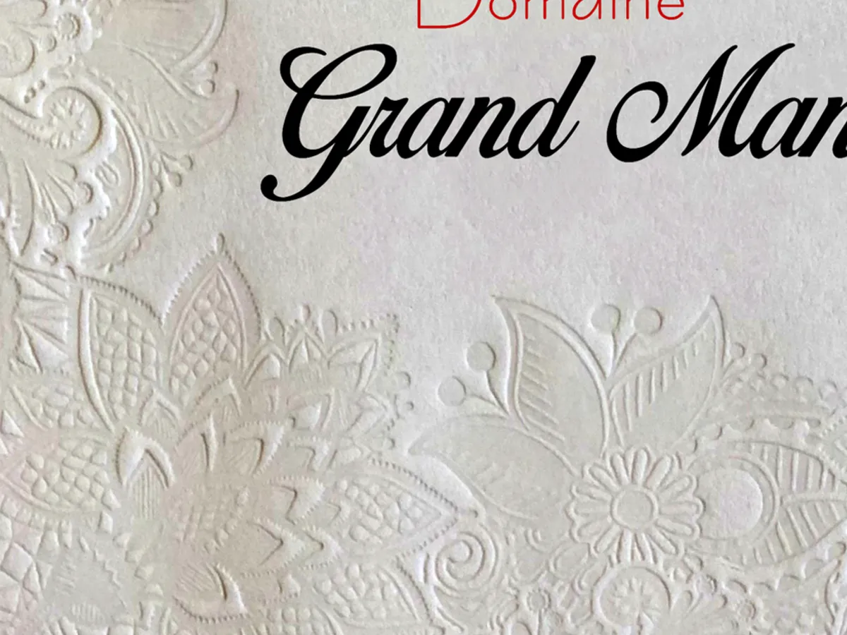 Gros plan d'une étiquette de domaine avec motifs floraux en foulage