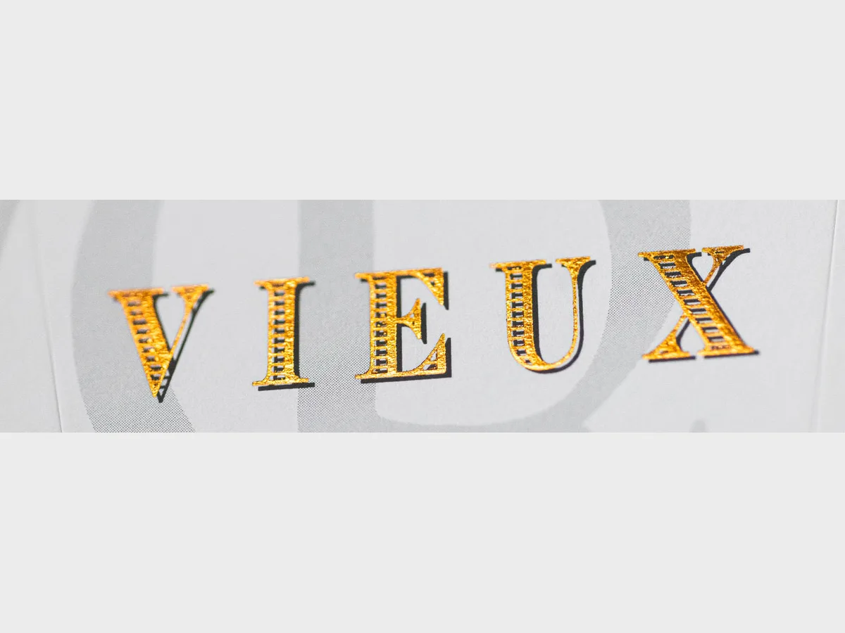 Lettres en dorure à chaud or avec relief sur une étiquette de vin blanche