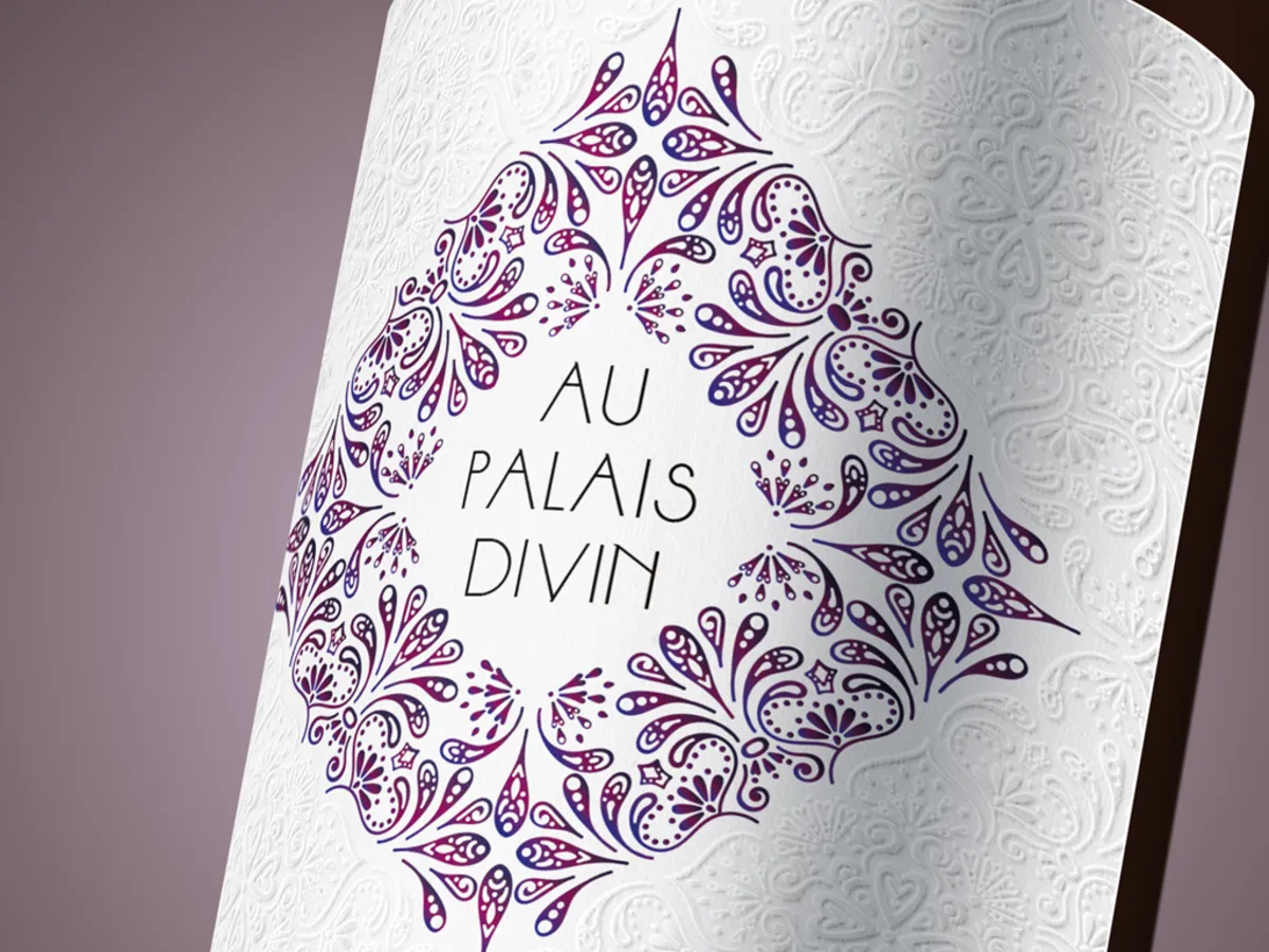 Étiquette de vin avec motif ornemental et foulage en creux sur papier blanc