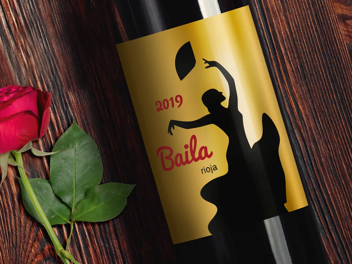 Bouteille de vin rouge avec étiquette sur papier métallisé or et silhouette noire