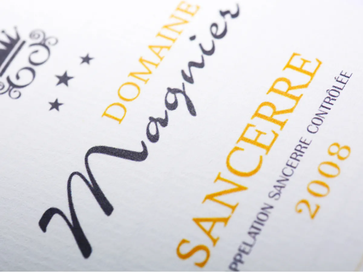 Détail d'une étiquette de vin de Sancerre sur papier vergé texturé