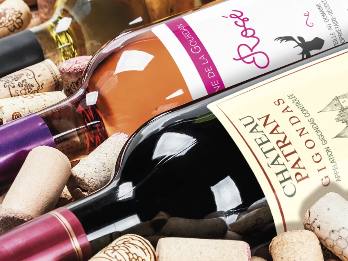 Étiquettes de château et de rosé sur papier texturé ivoire, bouteilles couchées