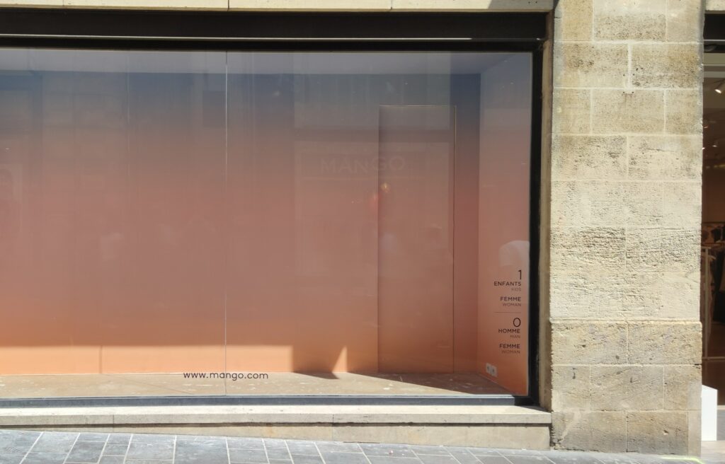 Fond de vitrine · Mango · Bordeaux, rue Sainte-Catherine