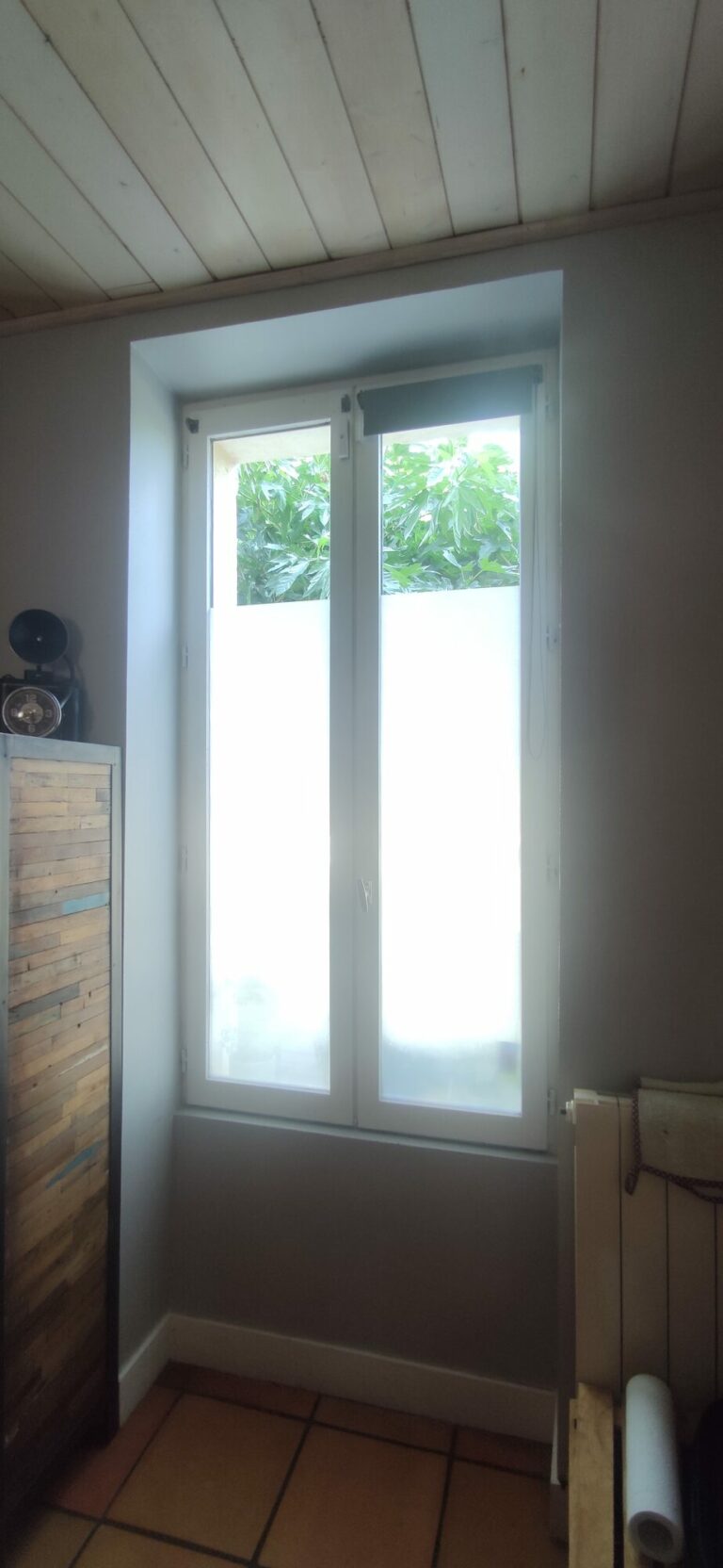 Film textile adhésif blanc translucide sur les fenêtres d’une maison – Saint-Selve