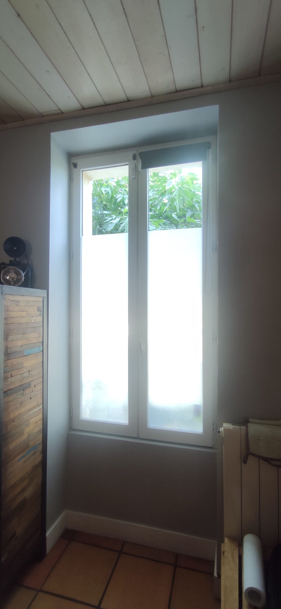 Film textile adhésif blanc translucide sur les fenêtres d’une maison – Saint-Selve
