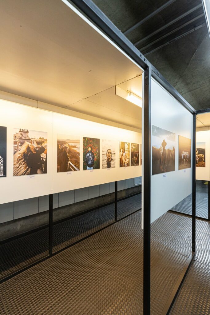 Photographies éclairées dans une galerie
