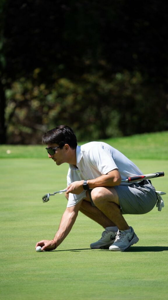 Golfeur en polo sur le green