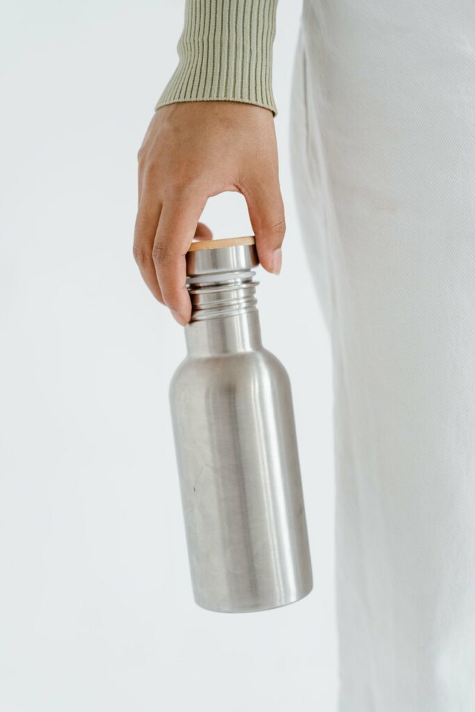 Gourde en inox tenue en main