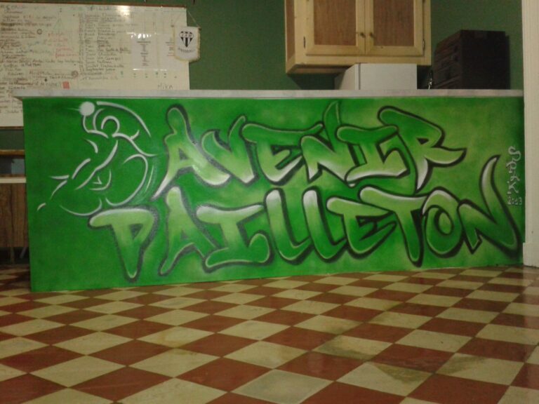 Graff « Avenir Pailleton » sur le front du bar – club house handball, Paillet