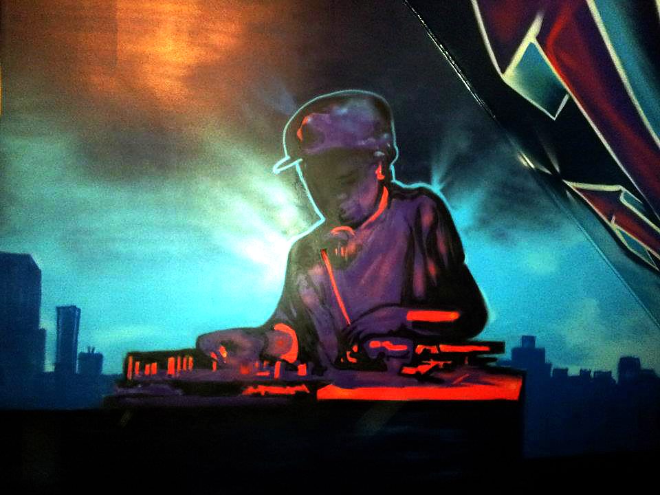 Graff thème New York peint à la bombe dans une chambre d’ado à L’Aigle : DJ, skyline et lettrage