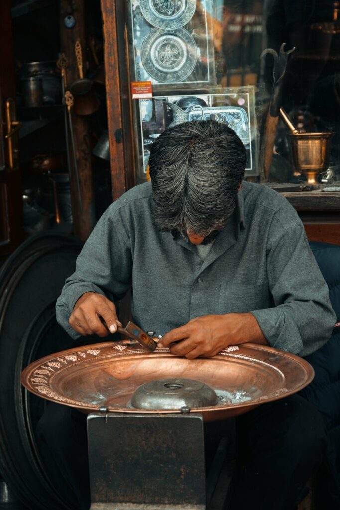 Gravure d’ornements sur une plaque de laiton