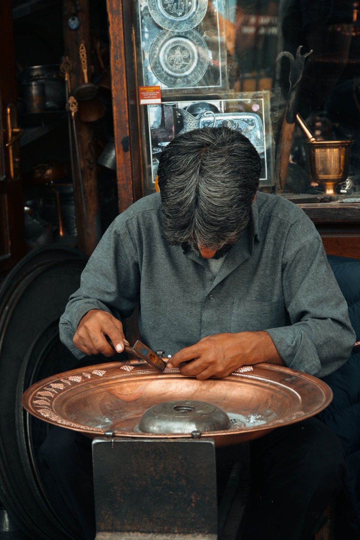Gravure d’ornements sur une plaque de laiton