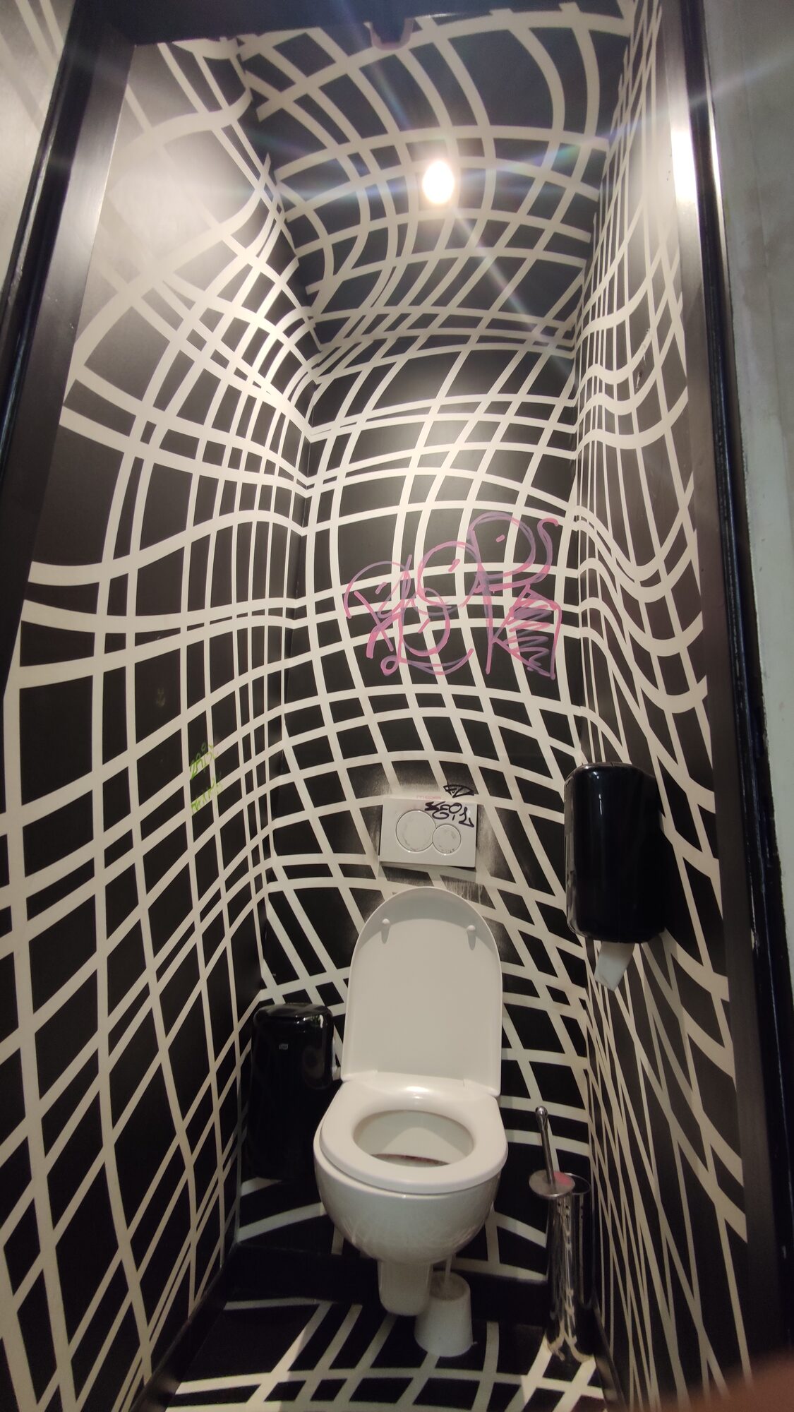 Habillage adhésif effet optique des toilettes – Ruin Bar Bouffay, Nantes