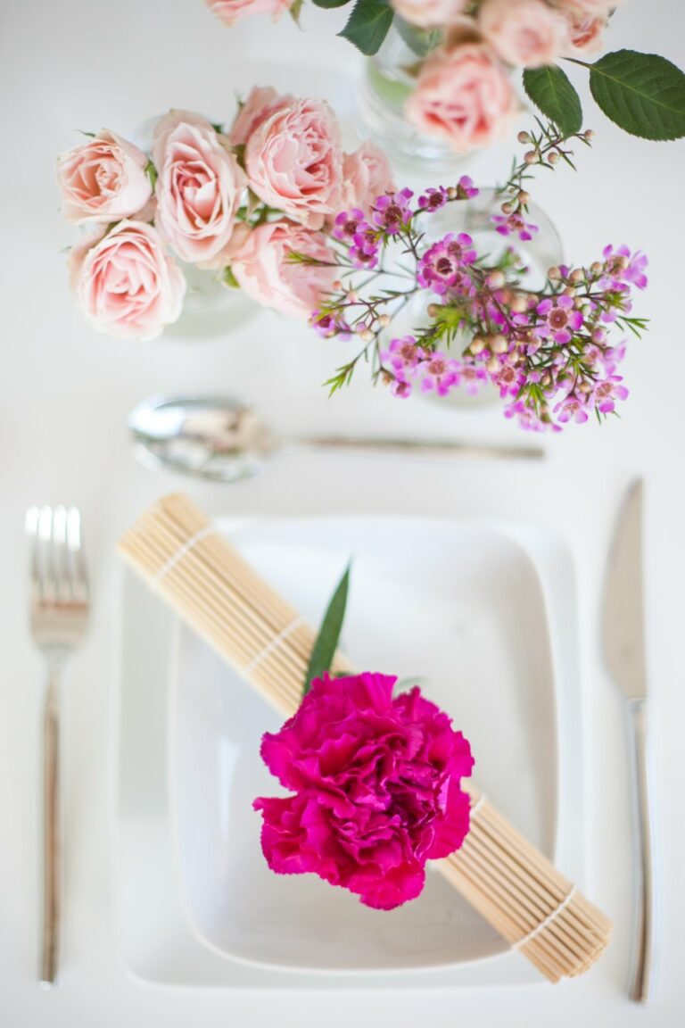 Illustration : assiette et couverts dressés sur la table