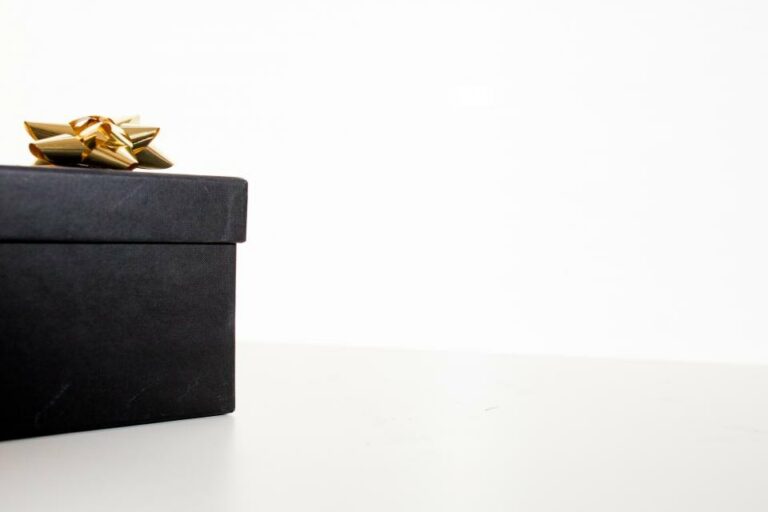 Illustration : boîte cadeau noire