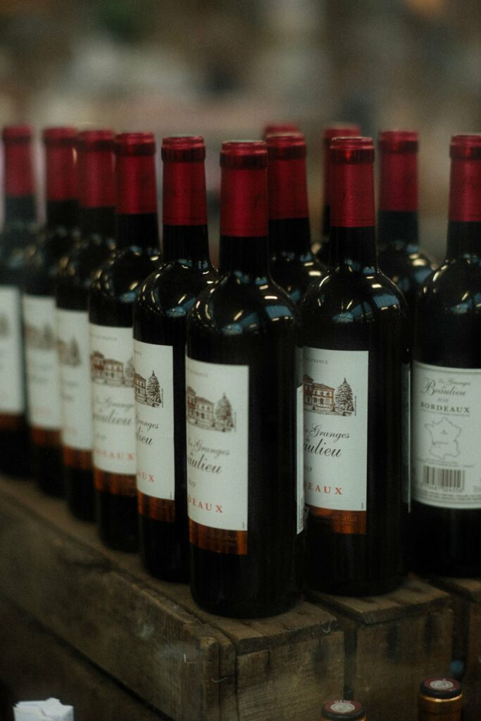 Illustration : bouteilles de vin de Bordeaux étiquetées
