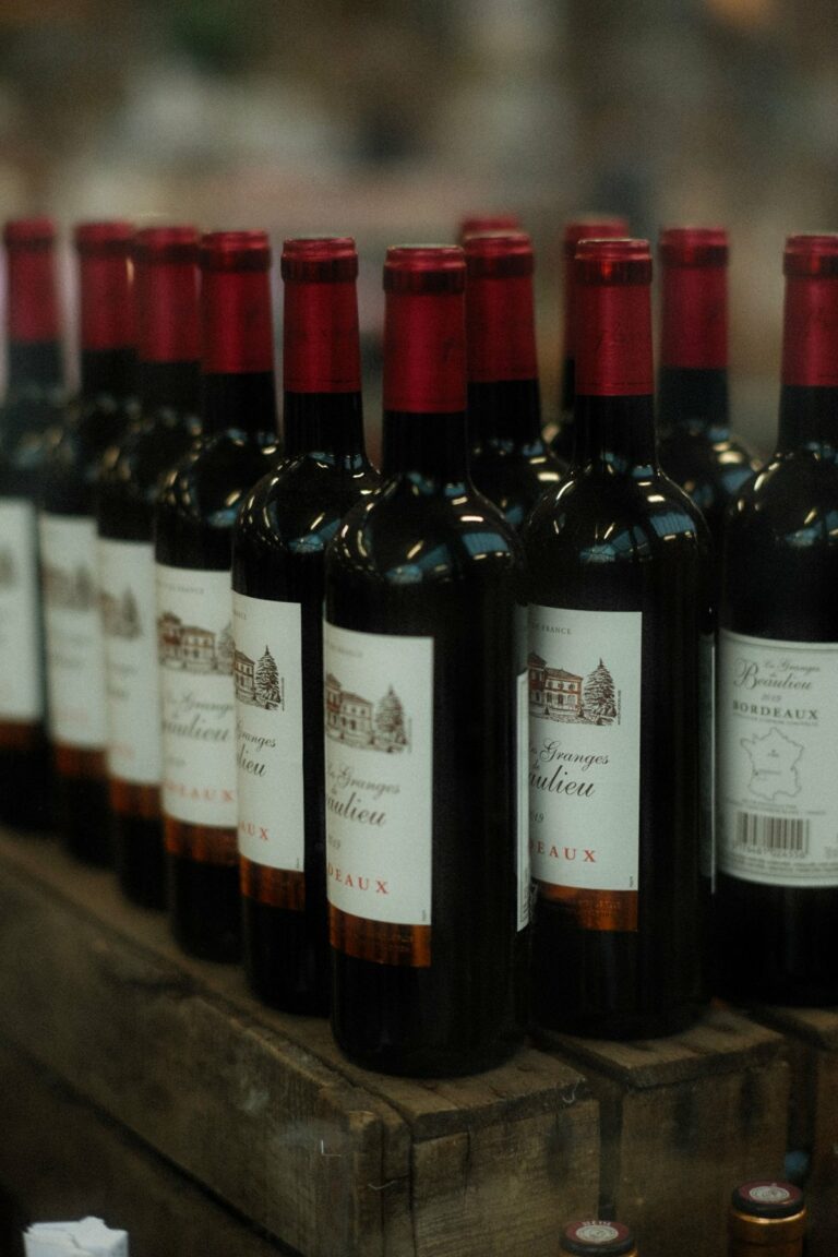 Illustration : bouteilles de vin de Bordeaux étiquetées