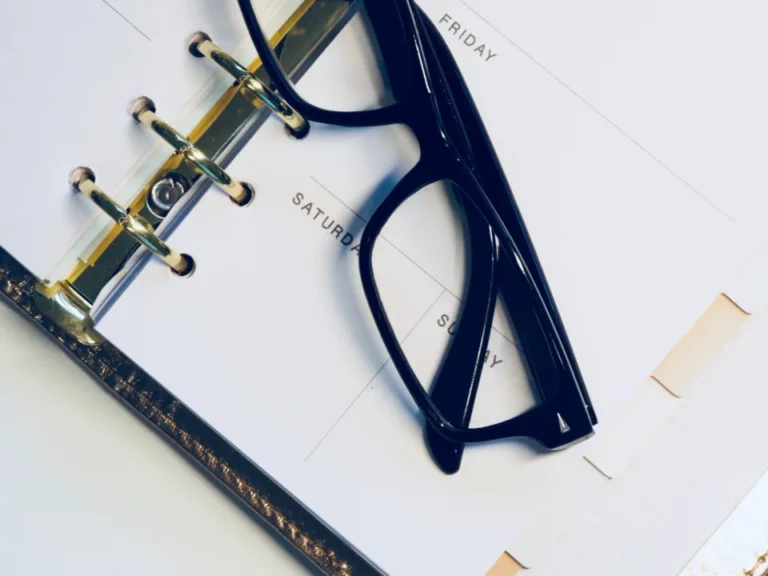 Illustration : agenda ouvert et lunettes