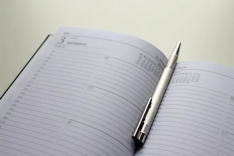 Illustration : agenda ouvert et stylo