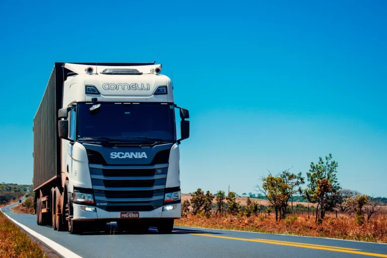 Camion sur une route ensoleillée