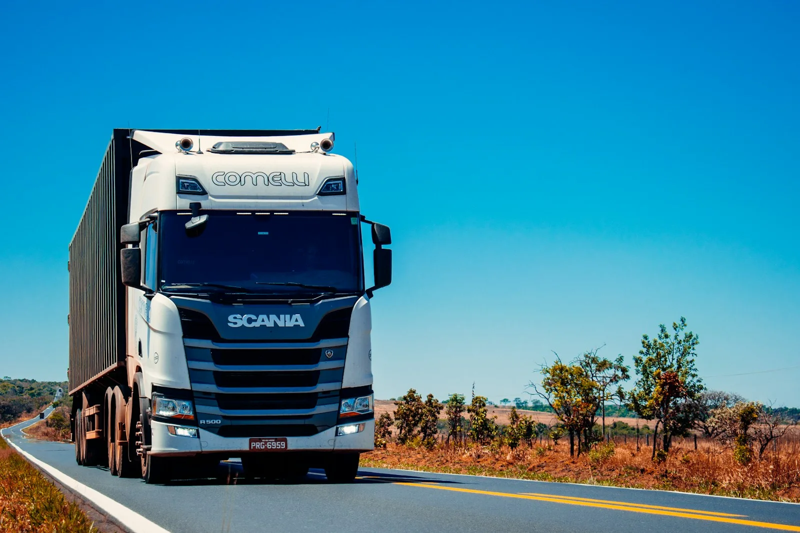 Camion sur une route ensoleillée