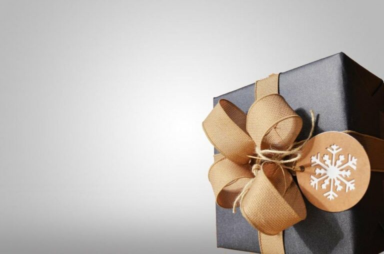 Illustration : coffret cadeau noir et nœud kraft