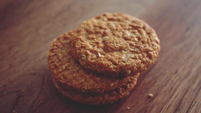 Illustration : cookies sur une table en bois