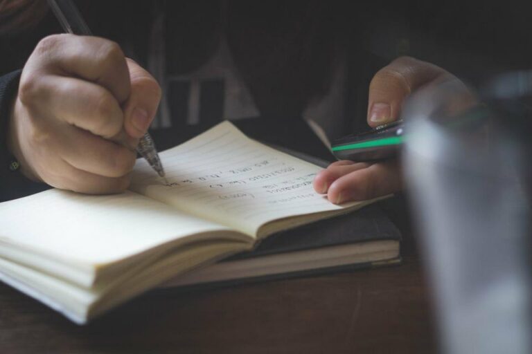 Illustration : écriture dans un carnet