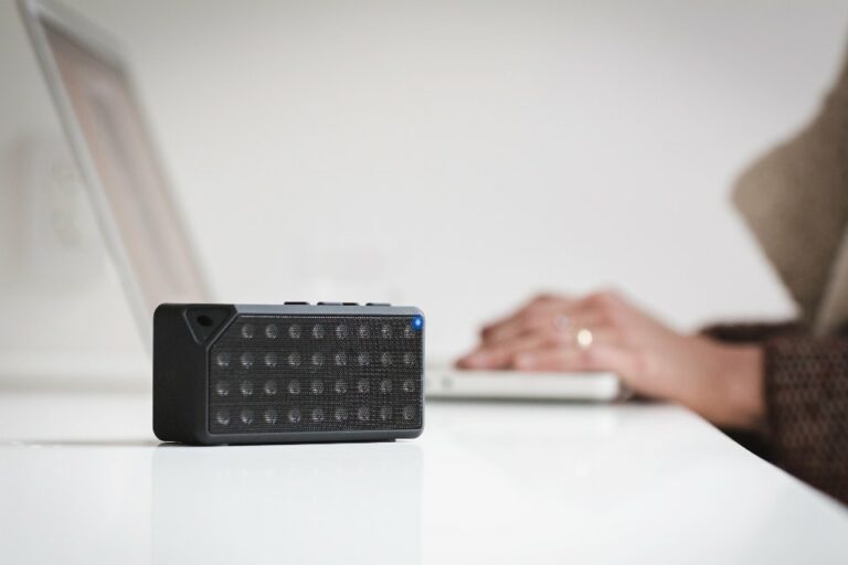 Illustration : enceinte portable sur un bureau