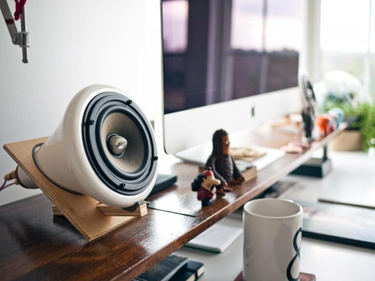Illustration : enceinte design sur un bureau