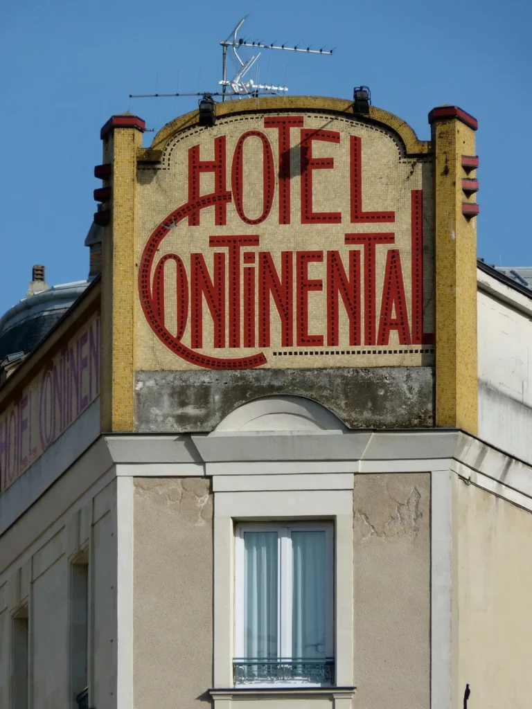 Illustration : enseigne peinte en façade d’hôtel