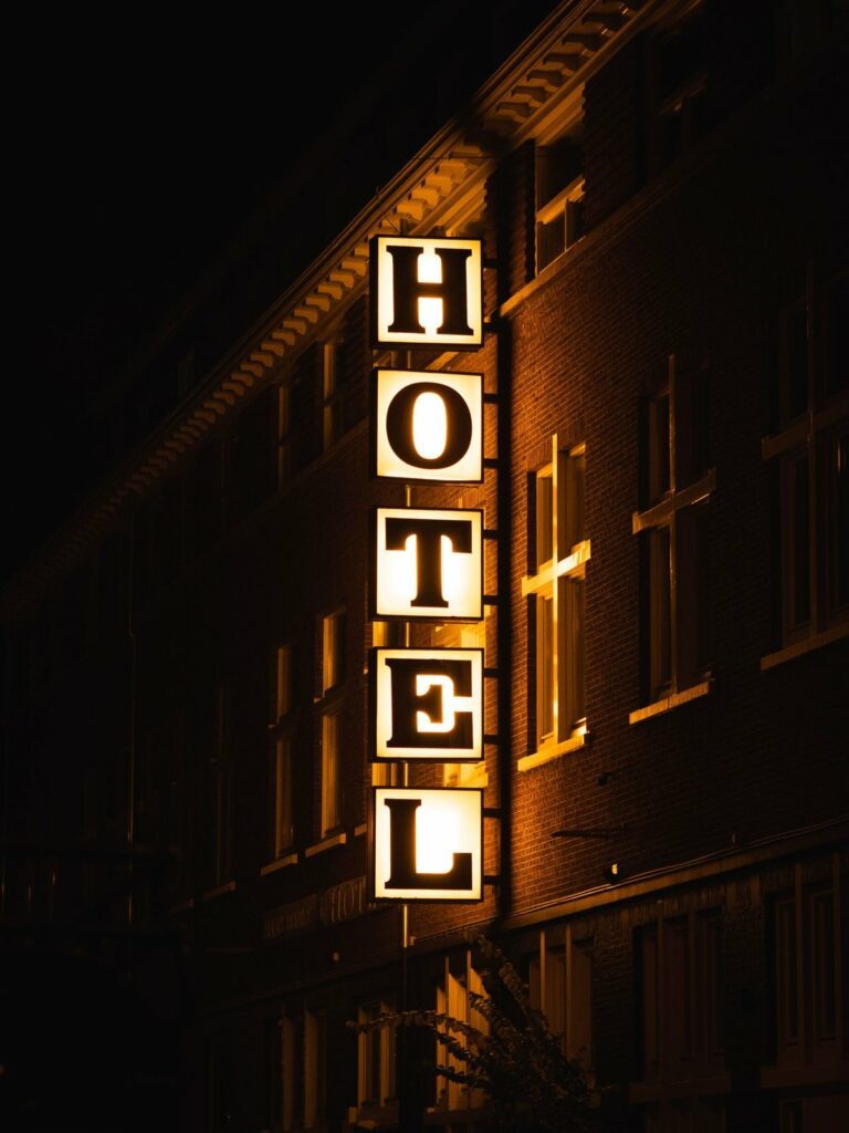 Illustration : enseigne lumineuse verticale d’hôtel