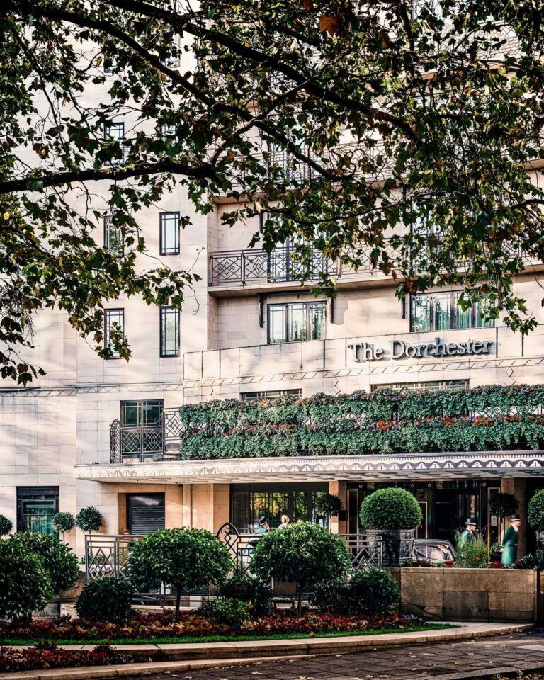 Illustration : entrée d’hôtel haut de gamme et lettres en façade