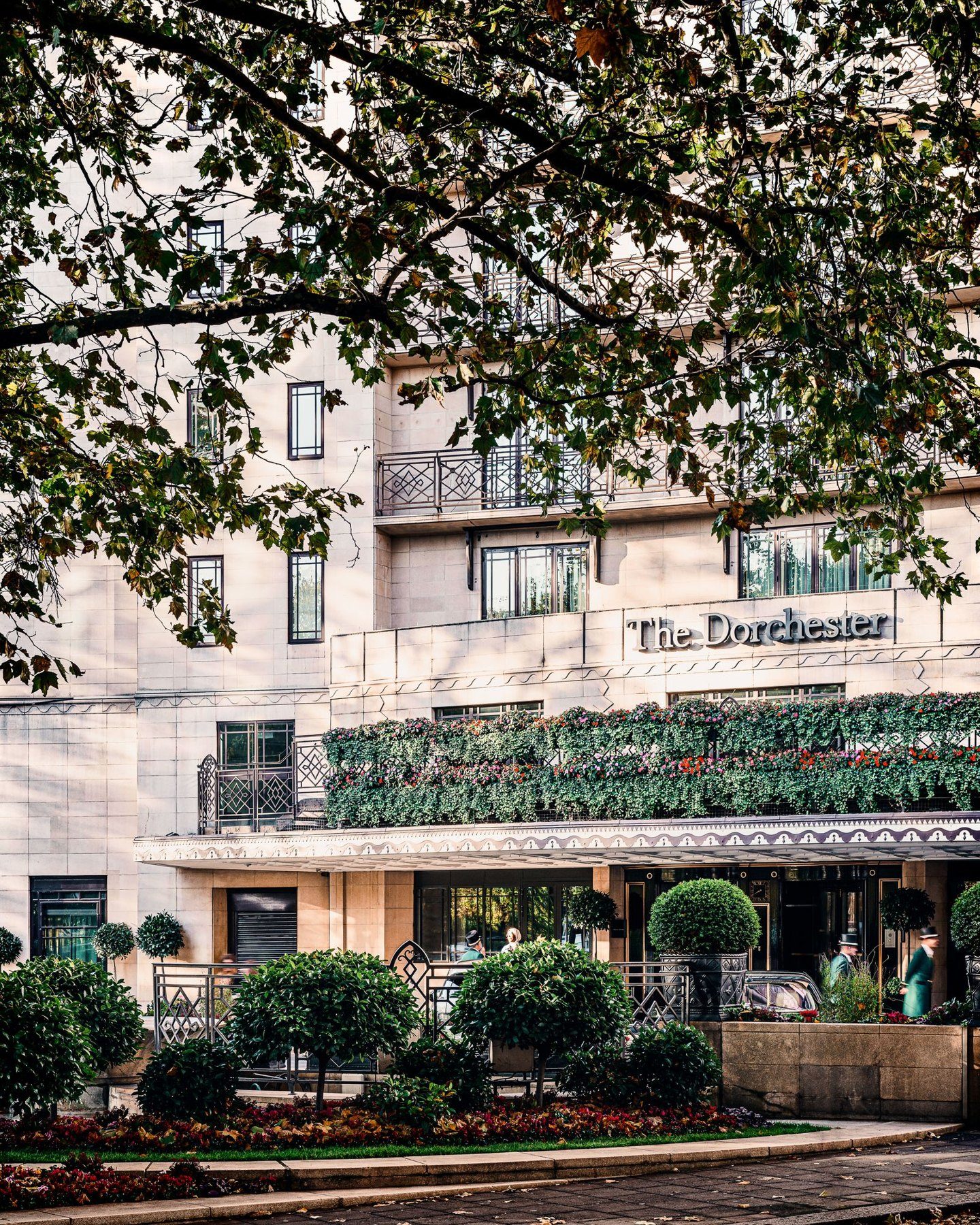 Illustration : entrée d’hôtel haut de gamme et lettres en façade