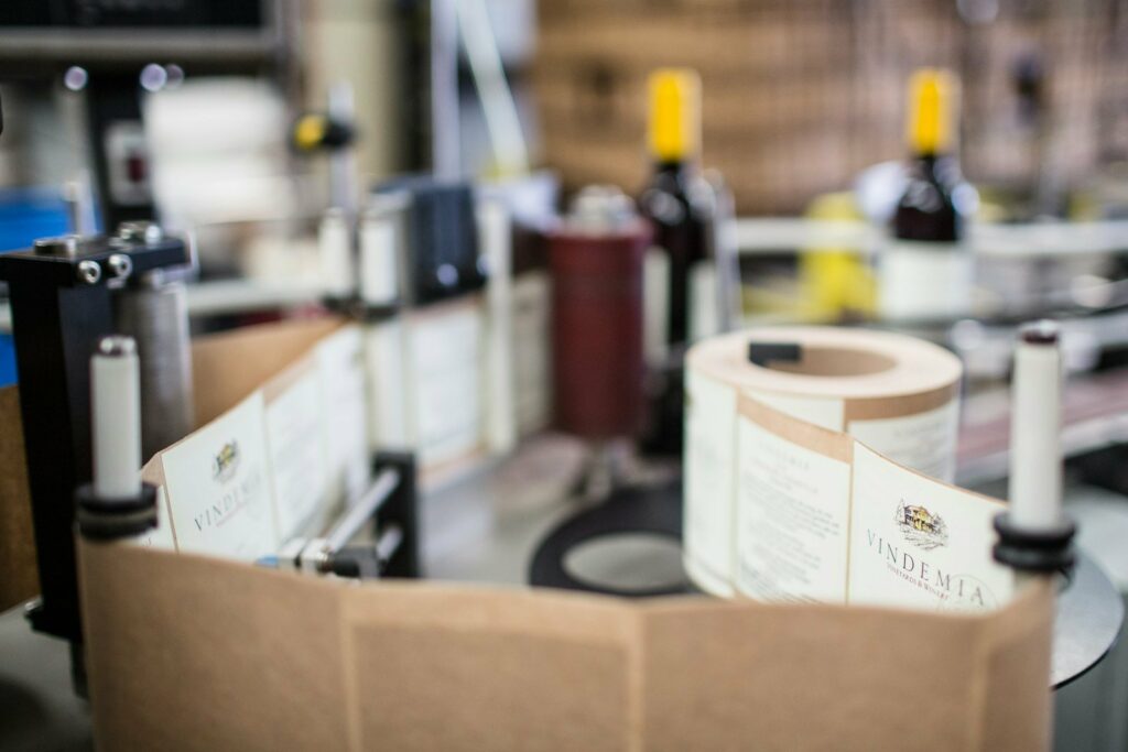 Illustration : étiquettes de vin en rouleau sur une étiqueteuse