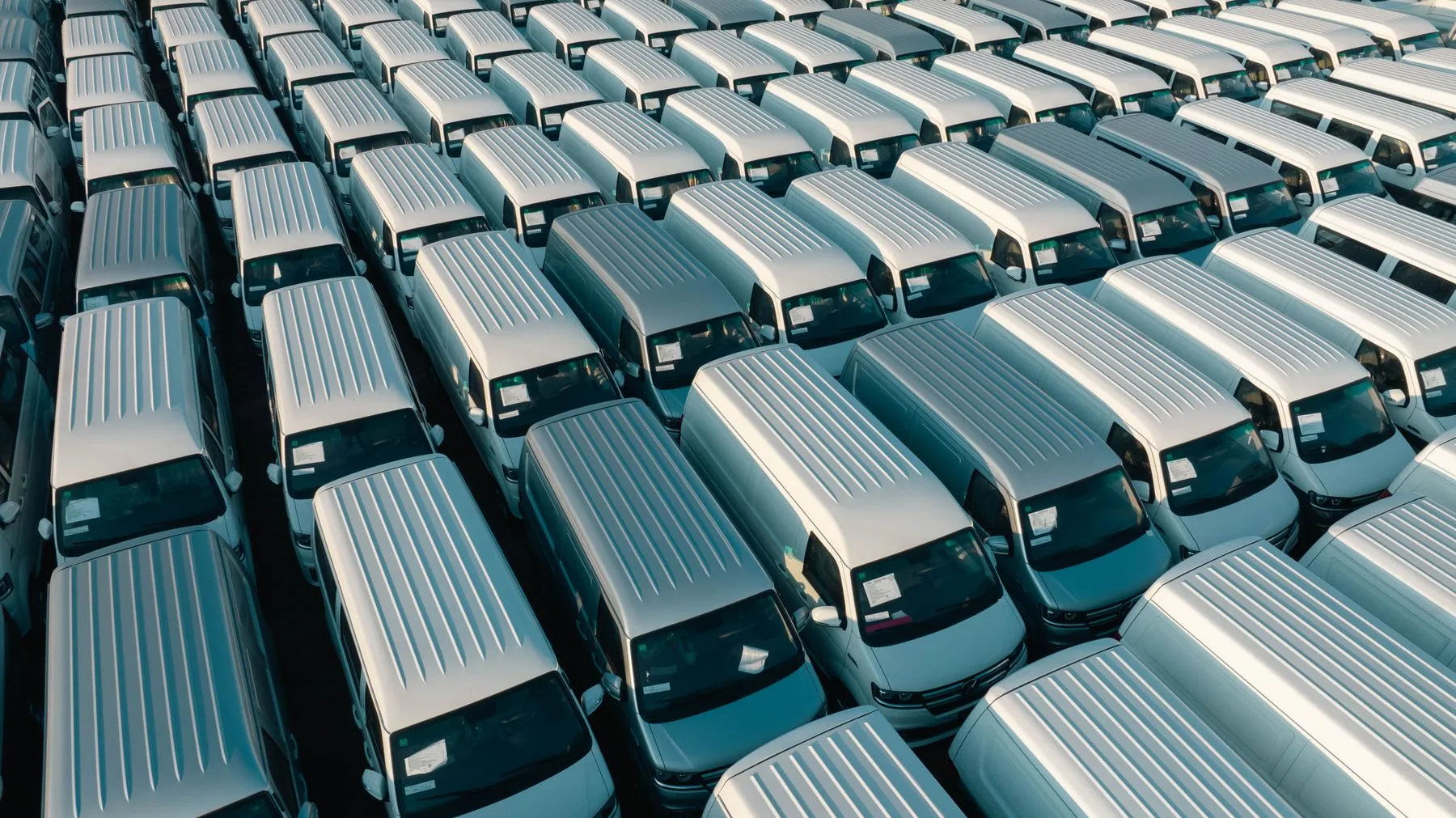 Flotte d’utilitaires vue du ciel