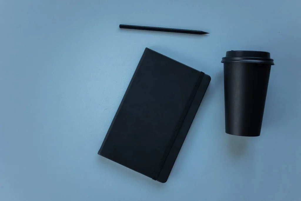 Illustration : carnet, gobelet et stylo, goodies d’entreprise