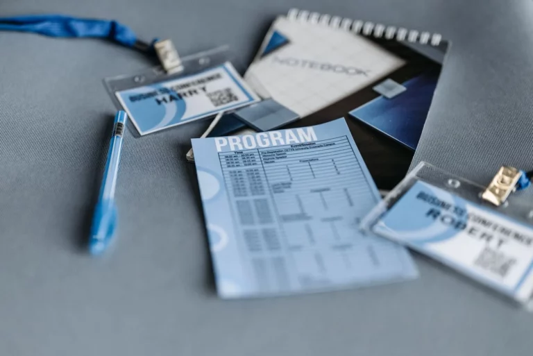 Kit séminaire : carnet, stylo et badges personnalisés