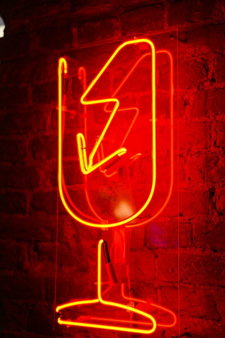 Illustration : néon rouge sur mur de briques