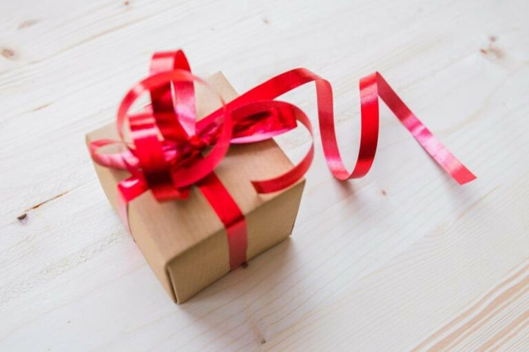 Illustration : paquet cadeau au ruban rouge
