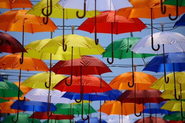 Illustration : parapluies de couleurs suspendus