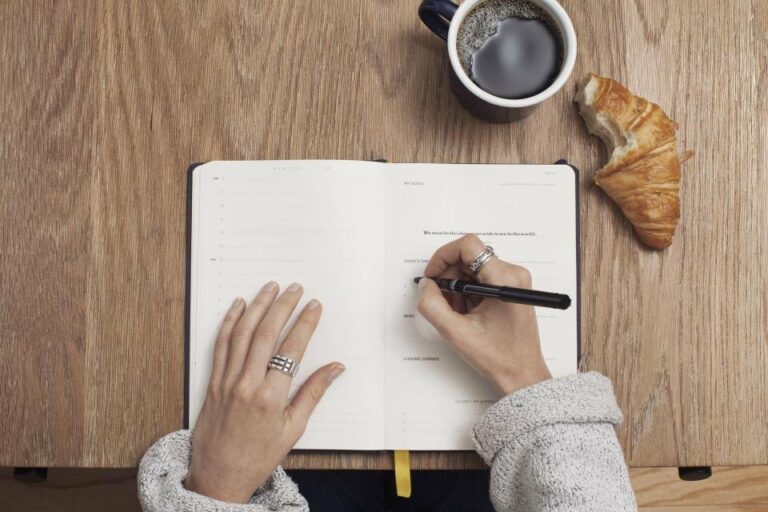 Illustration : prise de notes dans un carnet