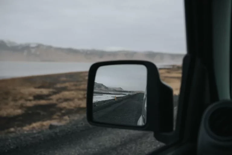 Illustration : rétroviseur de voiture sur la route